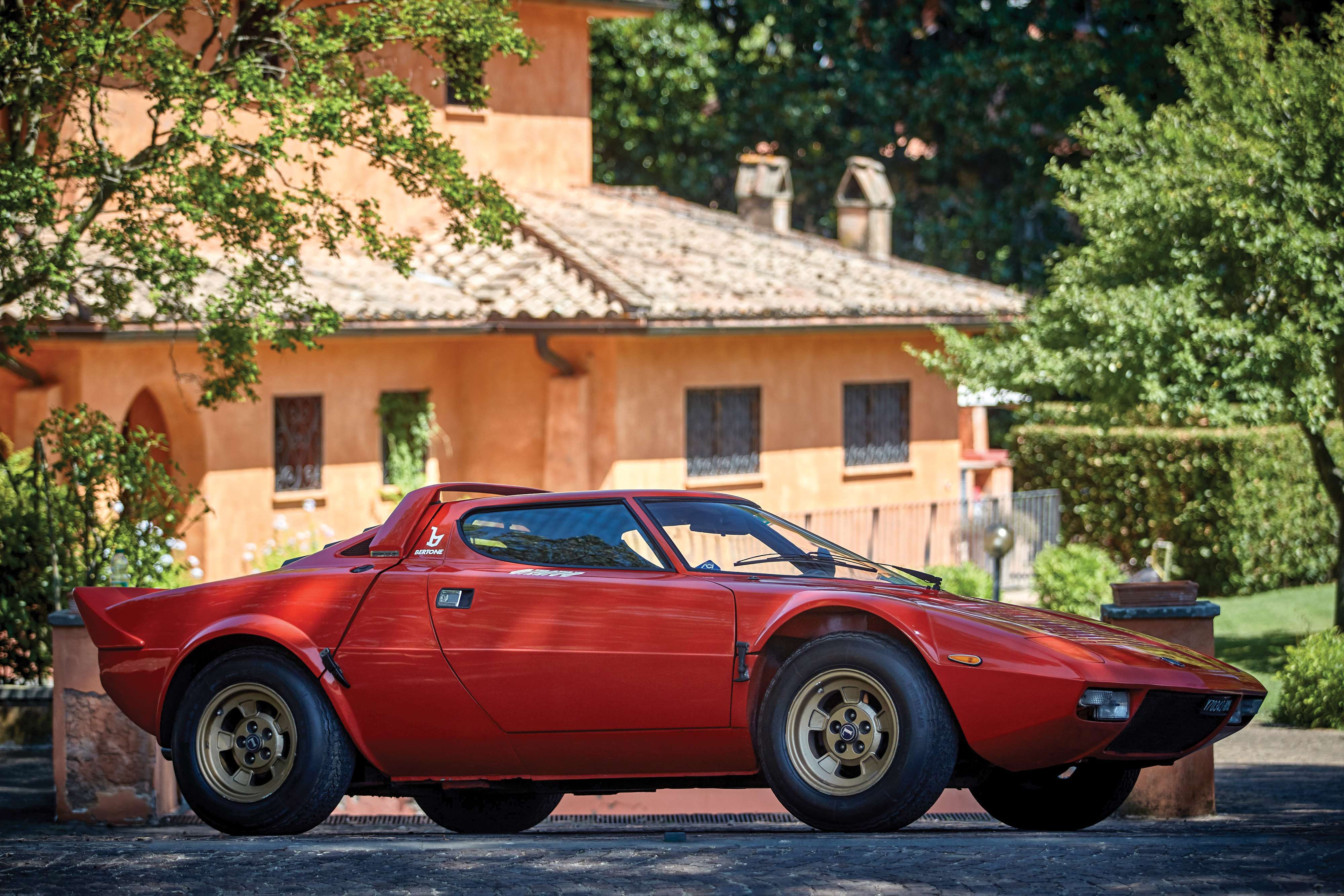 1971-lancia-stratos-hf-stradale-by-bertone_0.jpg