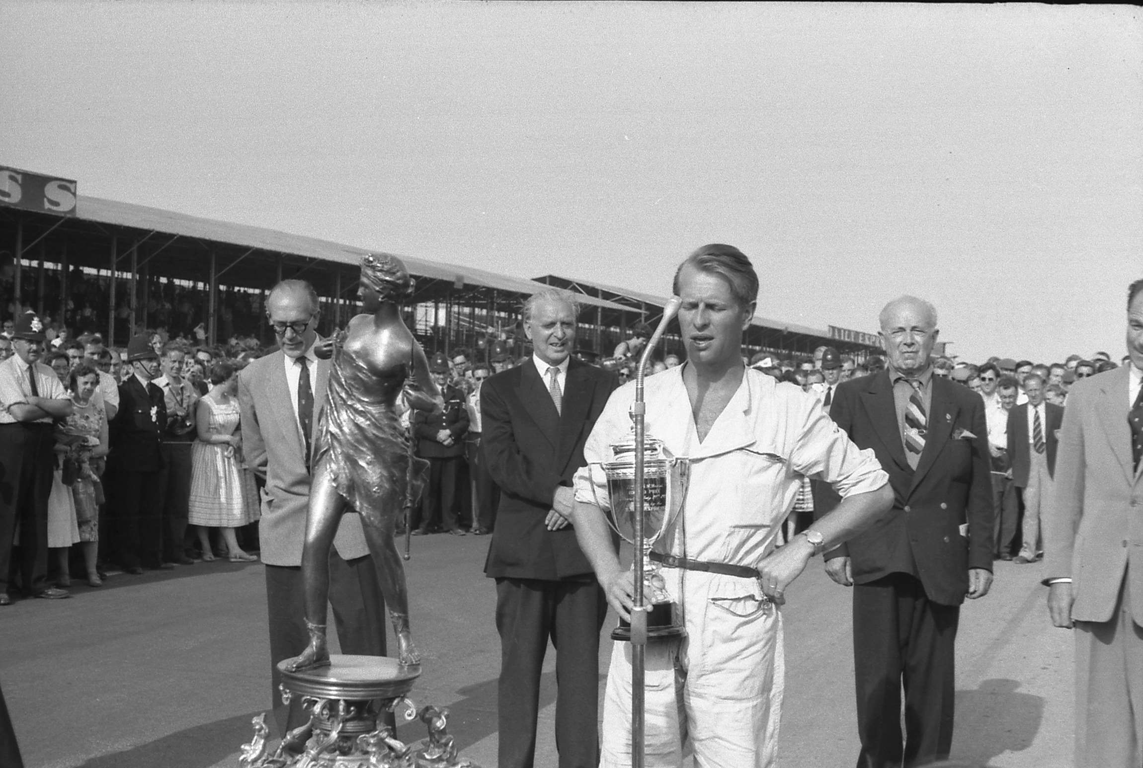 gpl-1958-british-gp-peter-collins-trophy-speech-howe.jpeg08111606.jpg