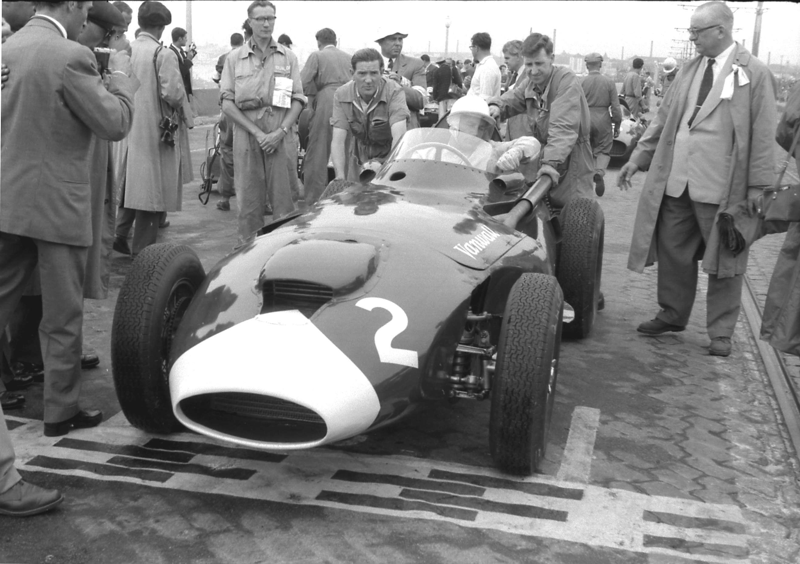 gpl-fred-taylor-1958-portuguese-gp-moss-vanwall-grid-atkins---vandervell.jpg