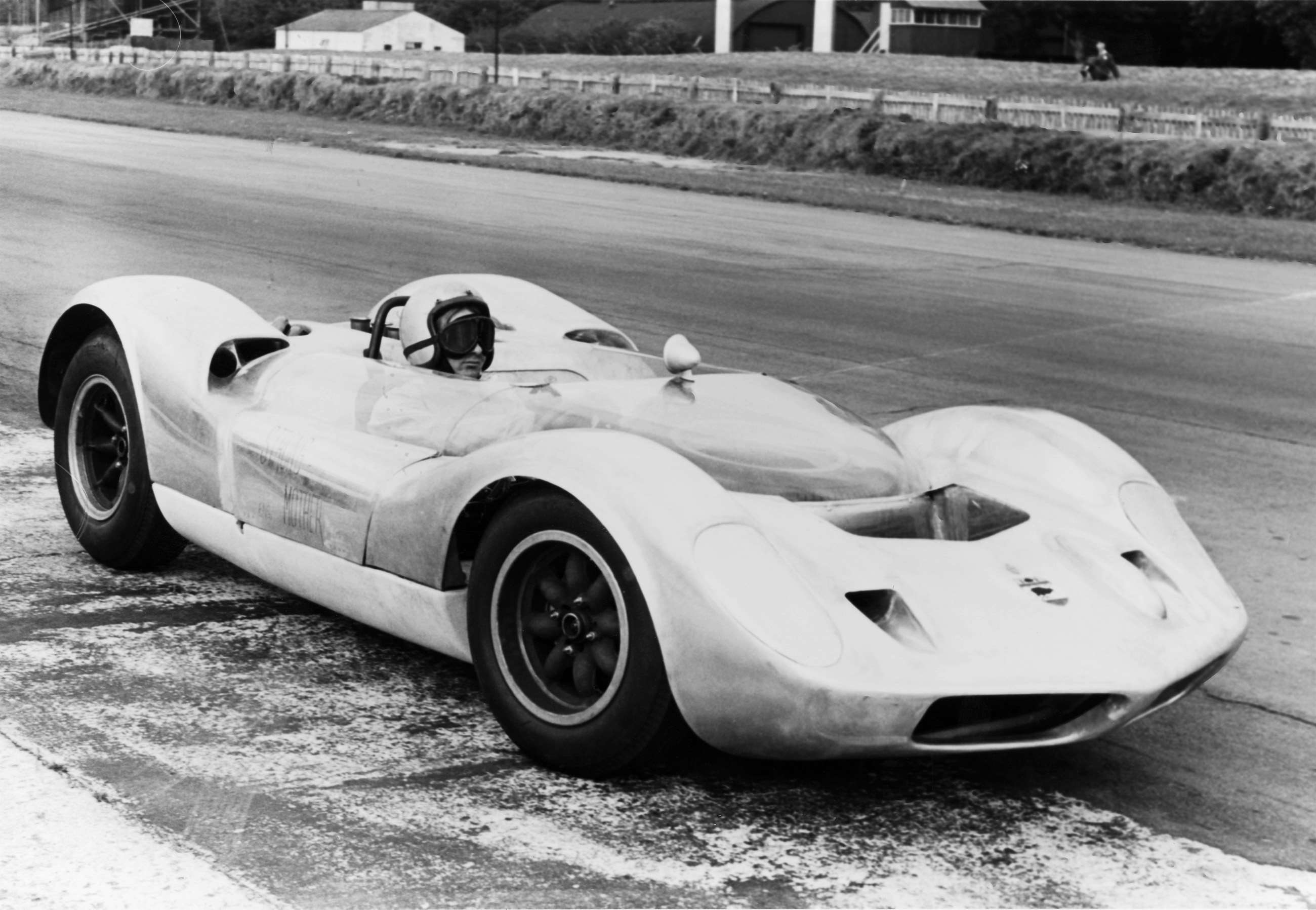 The prototype McLaren-Oldsmobile M1A with its Oldsmobile V8 engine in the back rode on Cooper cast-magnesium wheels. The rough lettering on the door reads ‘STRONG MOTHER’!