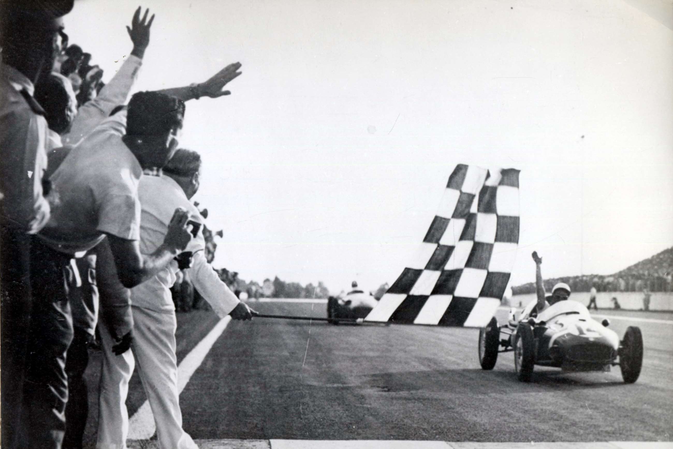 An ecstatic Stirling Moss wins the 1958 Argentine GP after a non-stop drive in his Rob Walker-entered 1.96-litre Cooper-Climax, the first rear-engined F1 World Championship race win… and Cooper’s first, too.