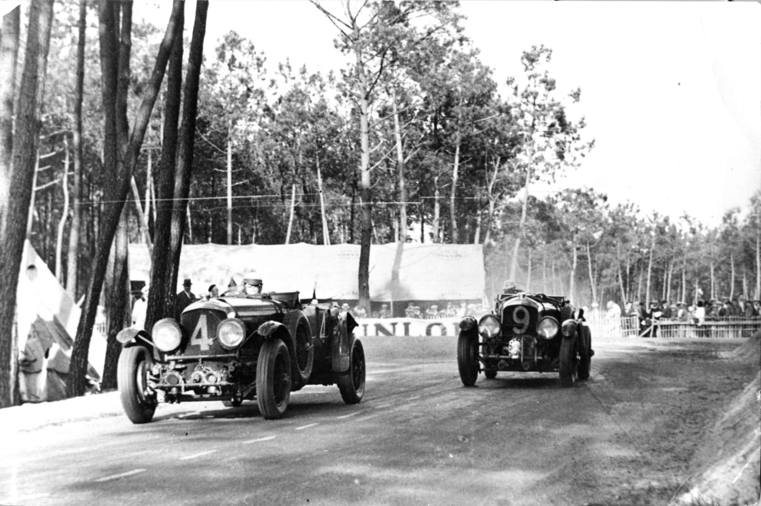 The Bentley marque in its absolute pomp. Le Mans, 1930. No. 4, the winning Bentley Speed Six of Woolf Barnato and Glen Kidston, and No. 9, the Blower Bentley 4.5-litre of ’Tim’ Birkin and Jean Chassagne.