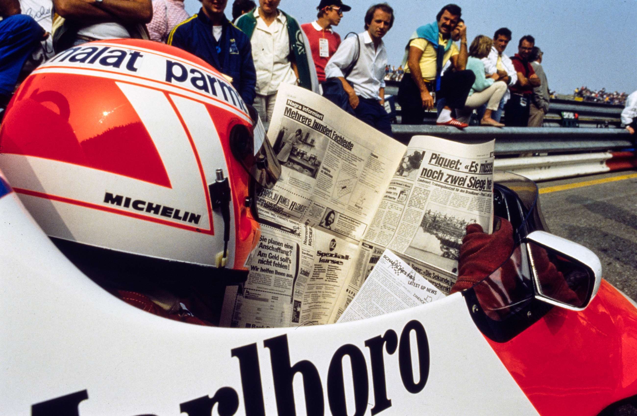 niki-lauda-reading-a-newspaper-f1-1984-netherlands-ercole-colombo-motorsport-images-goodwood-22052019.jpg