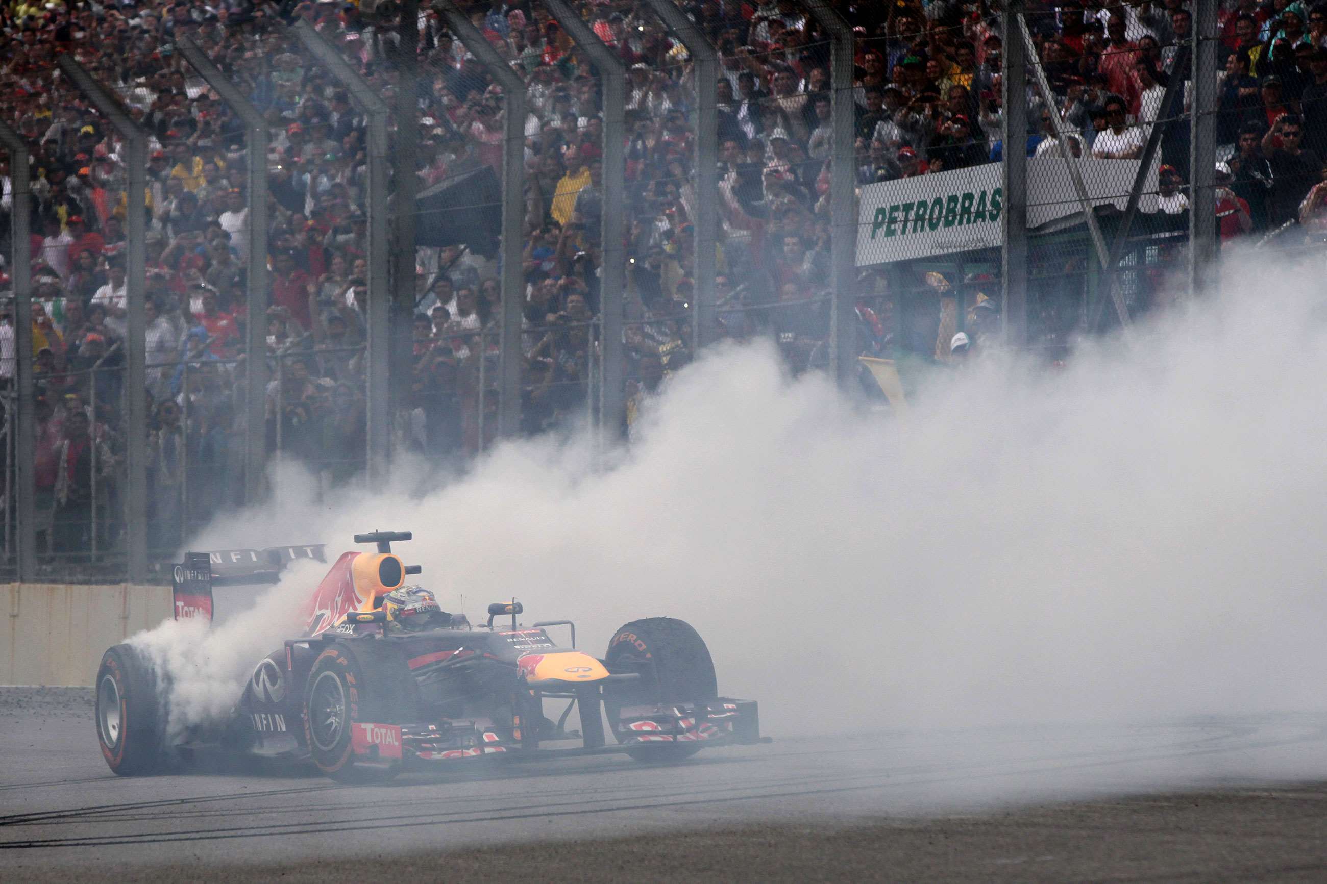 f1-2013-brazil-sebastian-vettel-red-bull-rb9-andy-hone-mi-goodwood-15122020.jpg