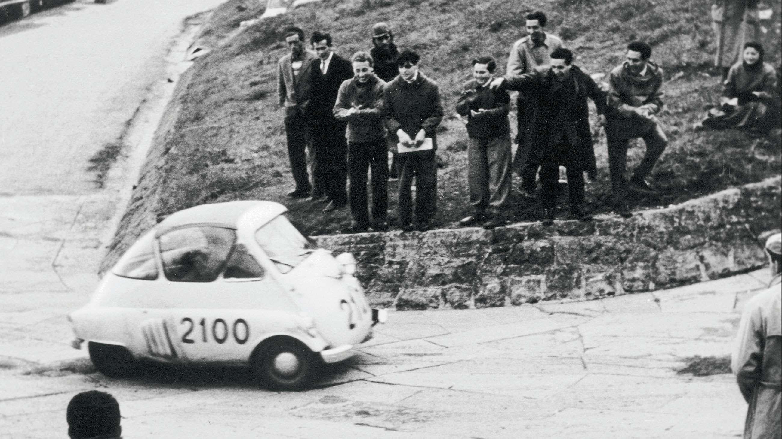 unlikley-racing-cars-iso-isetta-mille-miglia-1954-goodwood-18052020.jpg