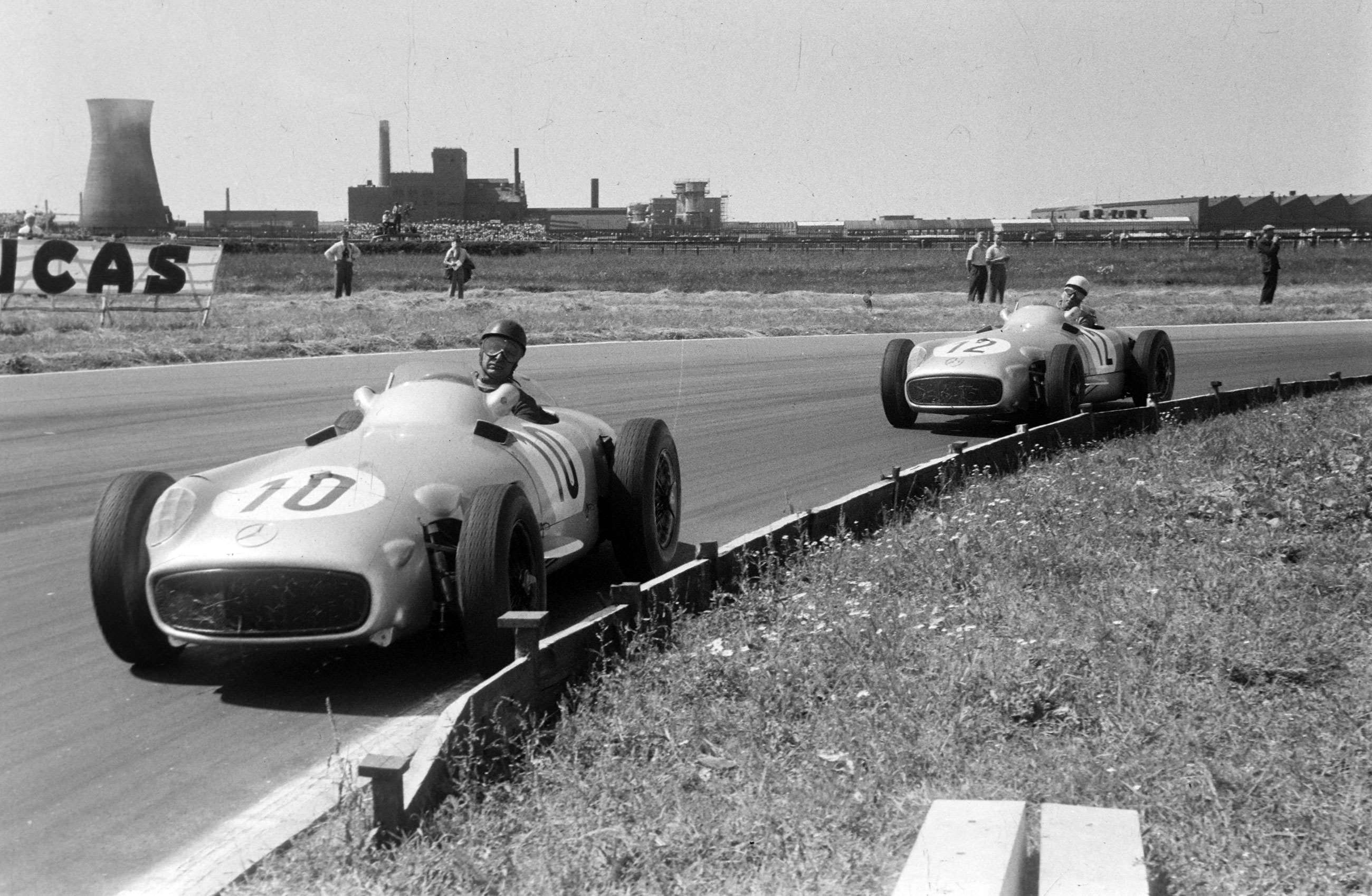 british-grand-prix-1955-juan-manuel-fangio-stirling-moss-mercedes-w196-lat-mi-goodwood-10072020.jpg