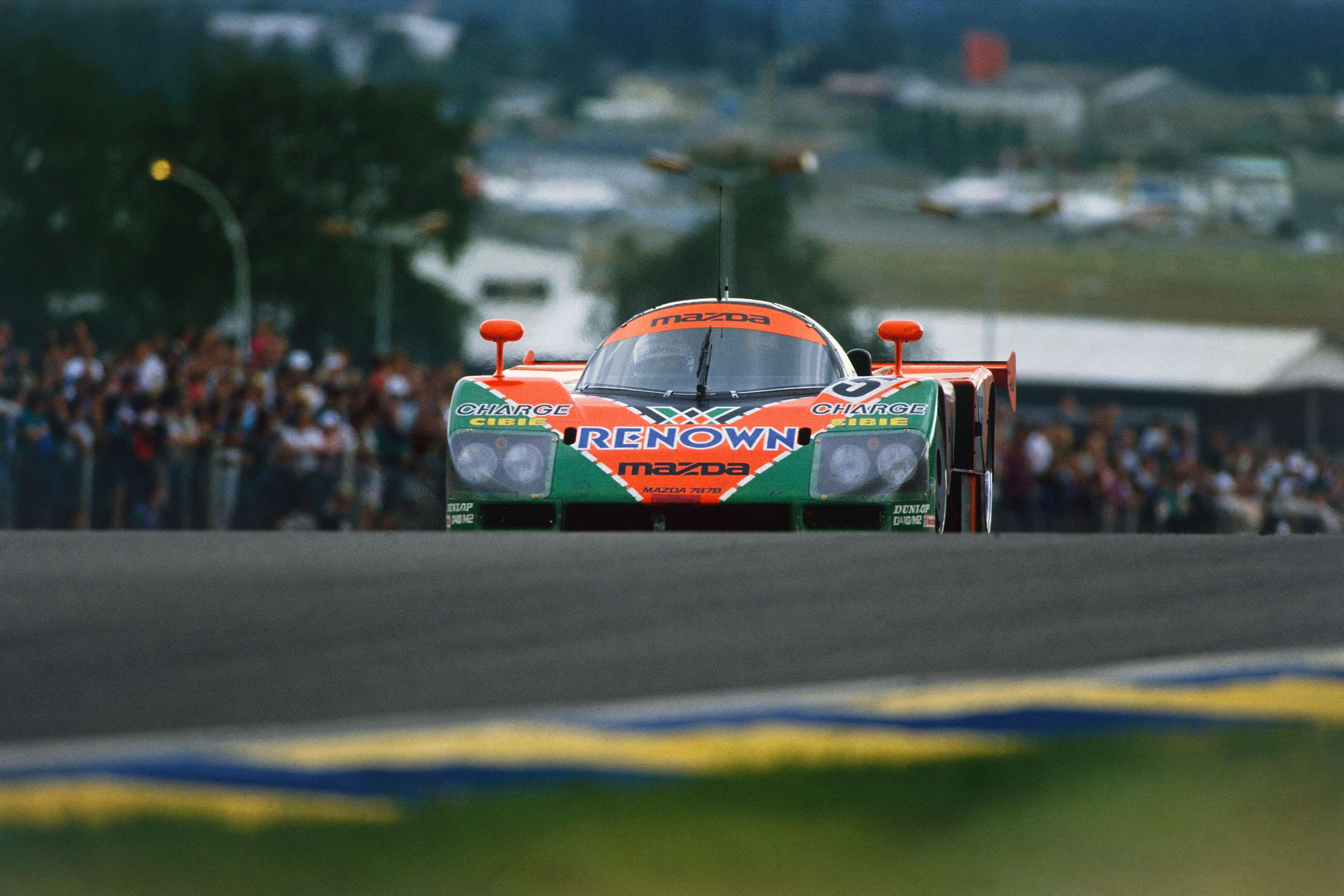 craziest-le-mans-cars-3-mazda-787b-volker-weidler-johnny-herbert-bertrand-gachot-le-mans-1991-lat-mi-goodwood-15092020.jpg