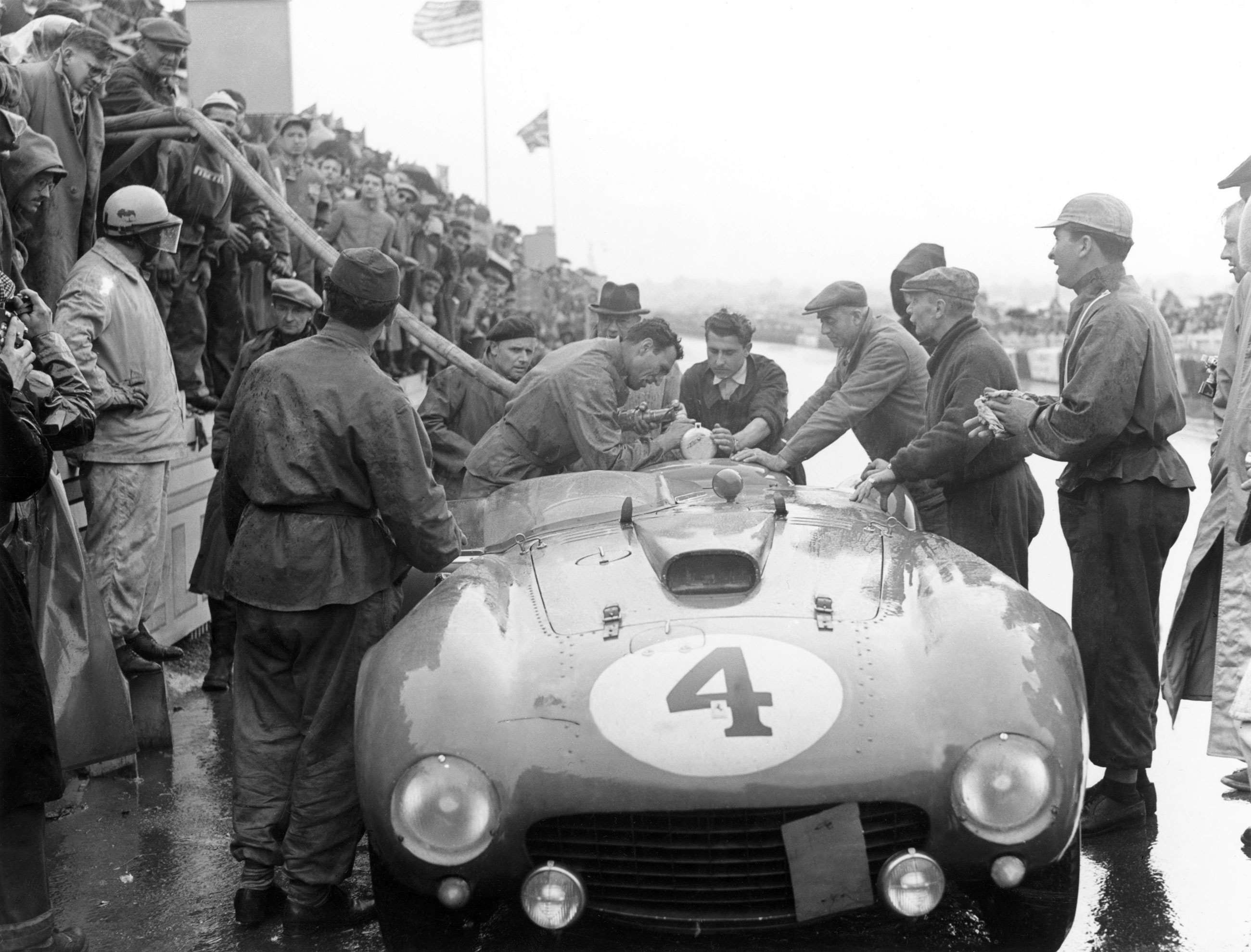 le-mans-1954-ferrari-375-plus-jose-froilan-gonzalez-maurice-trintigant-pitstop-lat-mi-goodwood-26022021.jpg