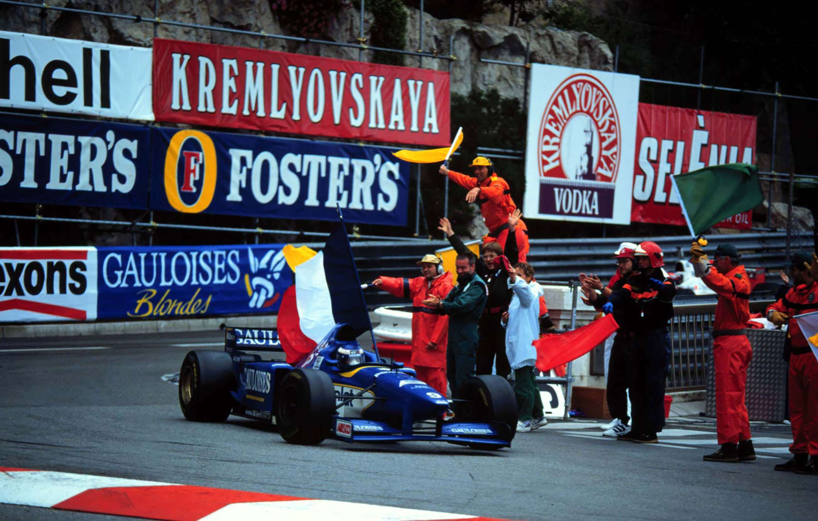 shock-f1-wins-4-olivier-panis-ligier-js43-monaco-1996-lat-mi-goodwood-22022021.jpg