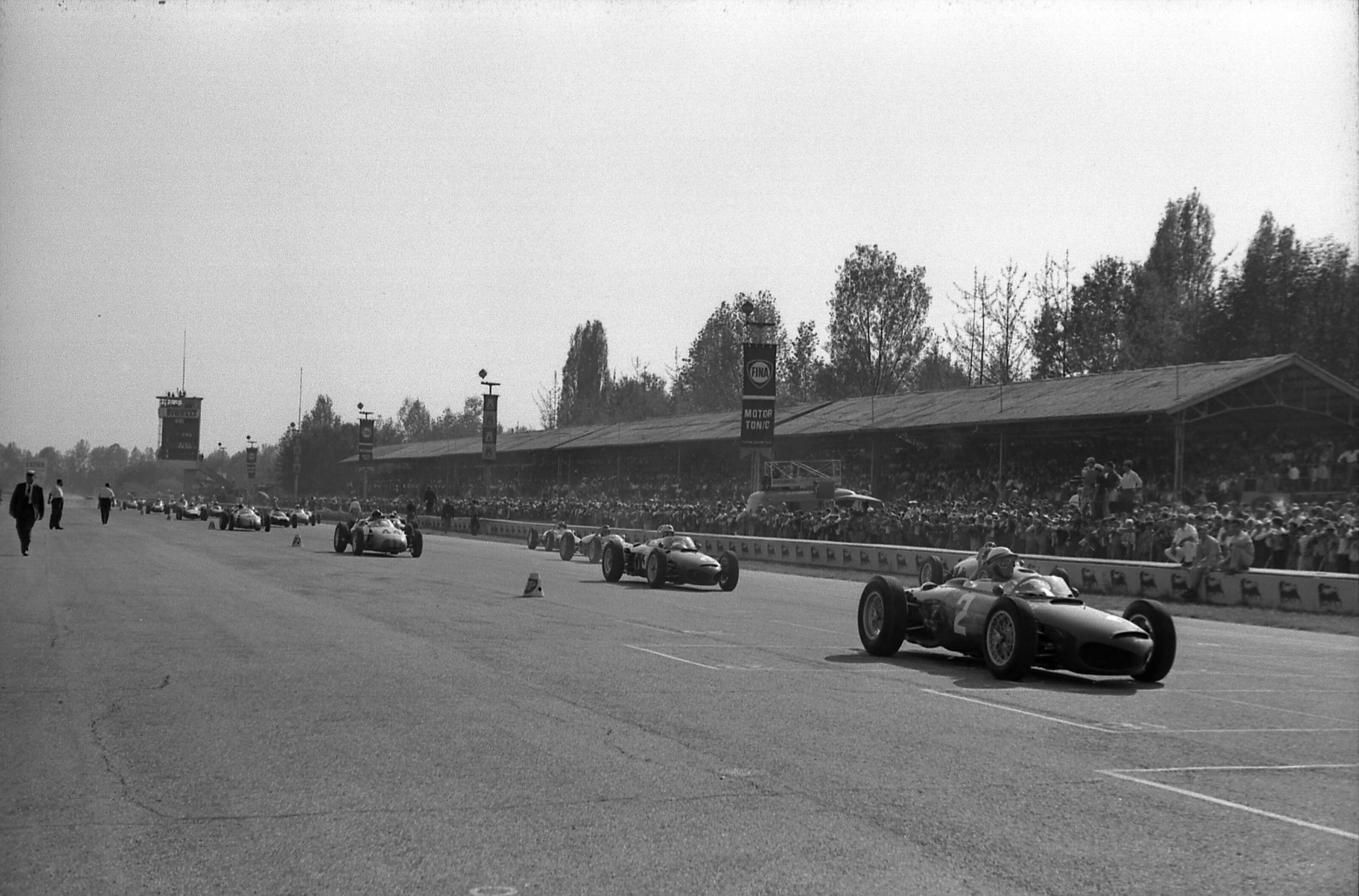 gpl-8-1961-italian-gp-phil-hill-baghetti-sharknose-ferraris-etc-grid-2.jpg