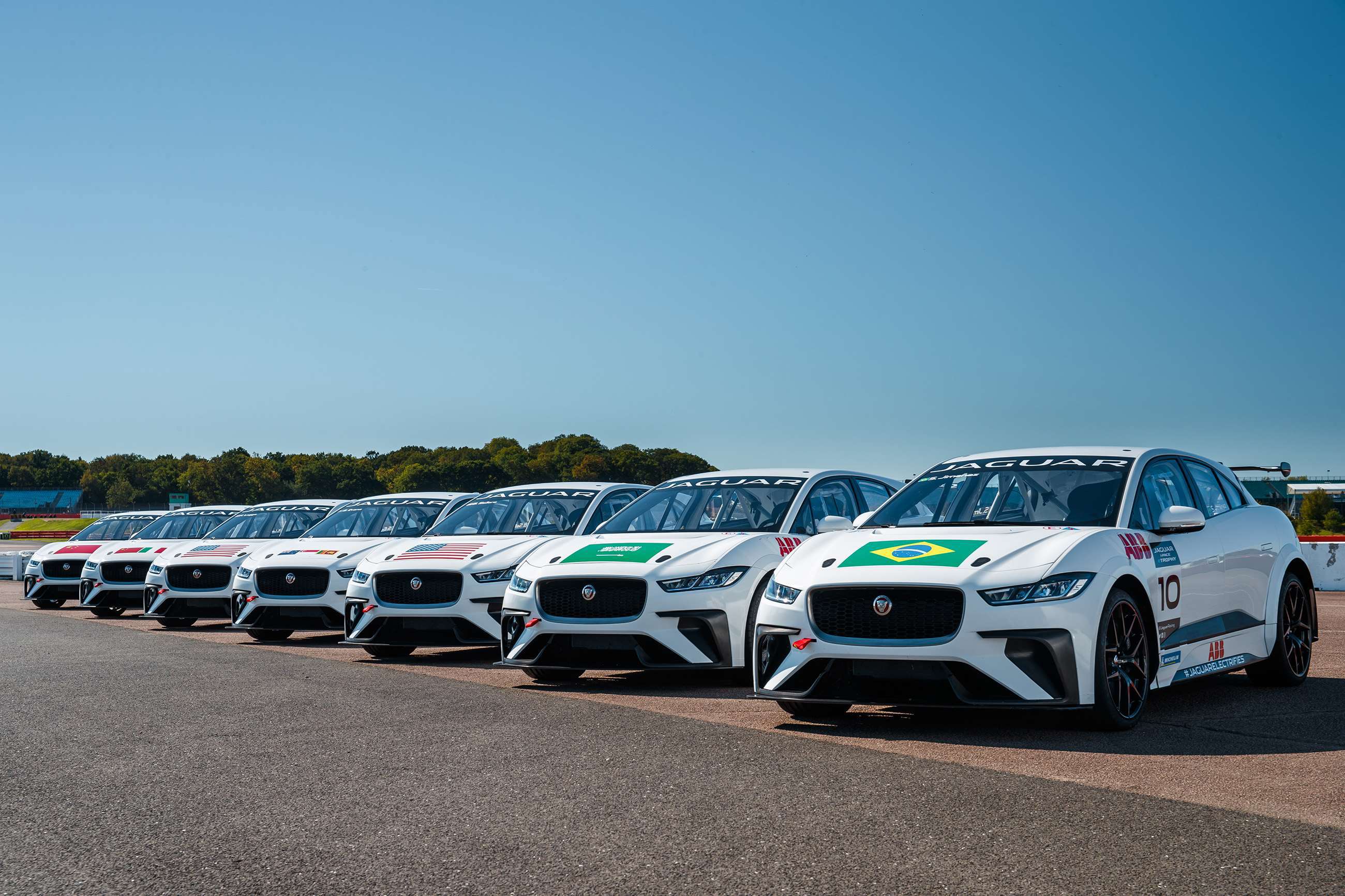 jaguar_ipace_etrophy_16101802.jpg