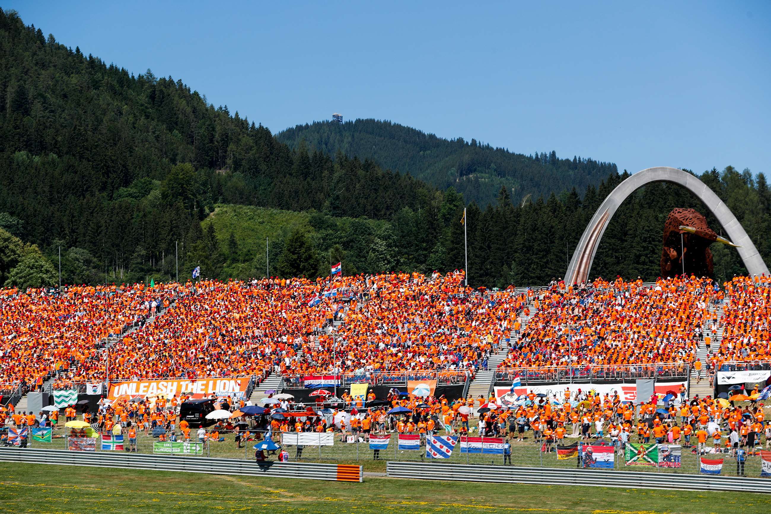 f1-2019-austria-max-verstappen-fans.jpg