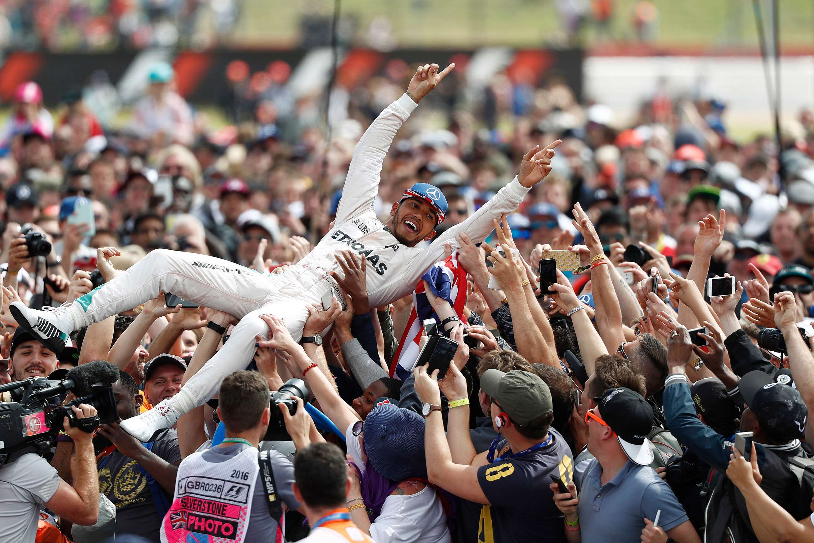 f1-2018-silverstone-lewis-hamilton-crowd-surf-glenn-dunbar-lat-motorsport-images-goodwood-10072019.jpg