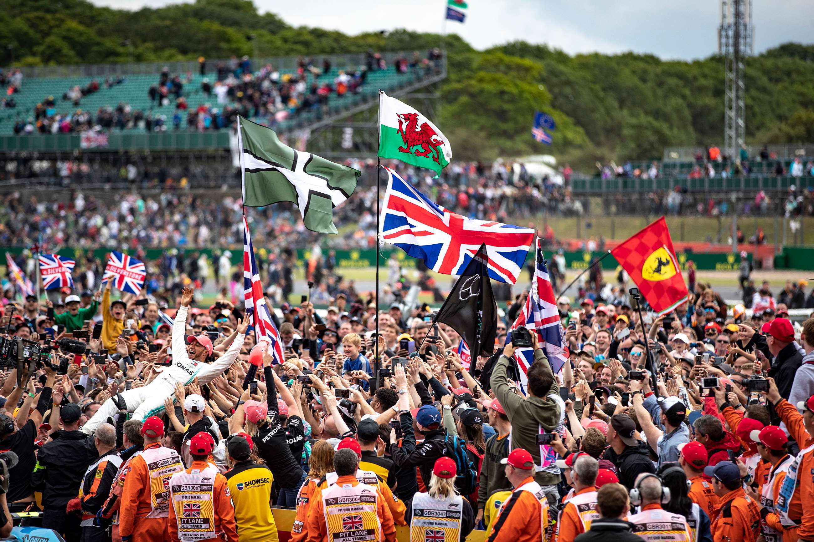 f1-2019-silverstone-lewis-hamilton-crowd-surf-glenn-dunbar-motorsport-images-goodwood-15072019.jpg