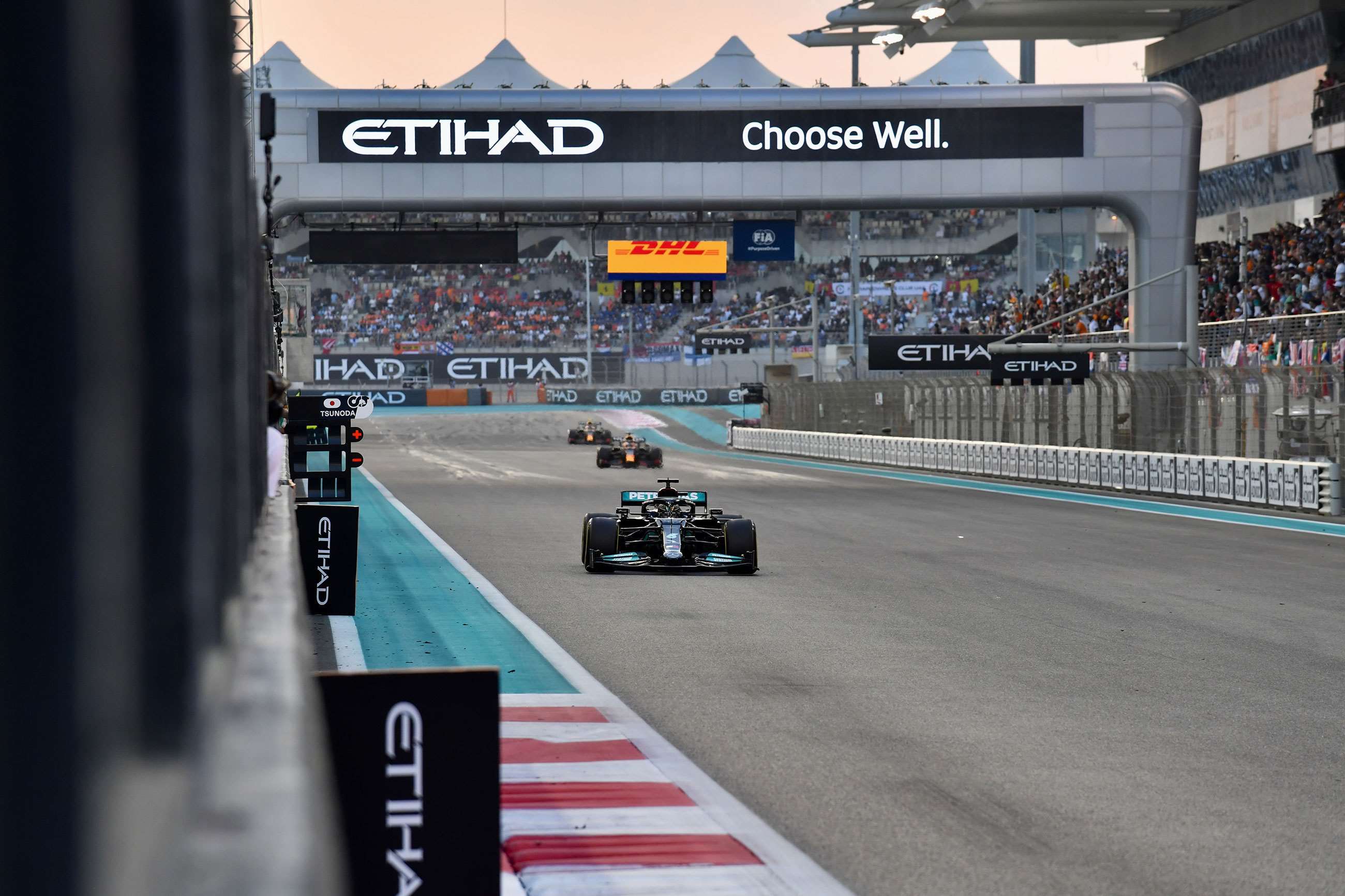 f1-2021-abu-dhabi-lewis-hamilton-leads-jerry-andre-mi-13122021.jpg