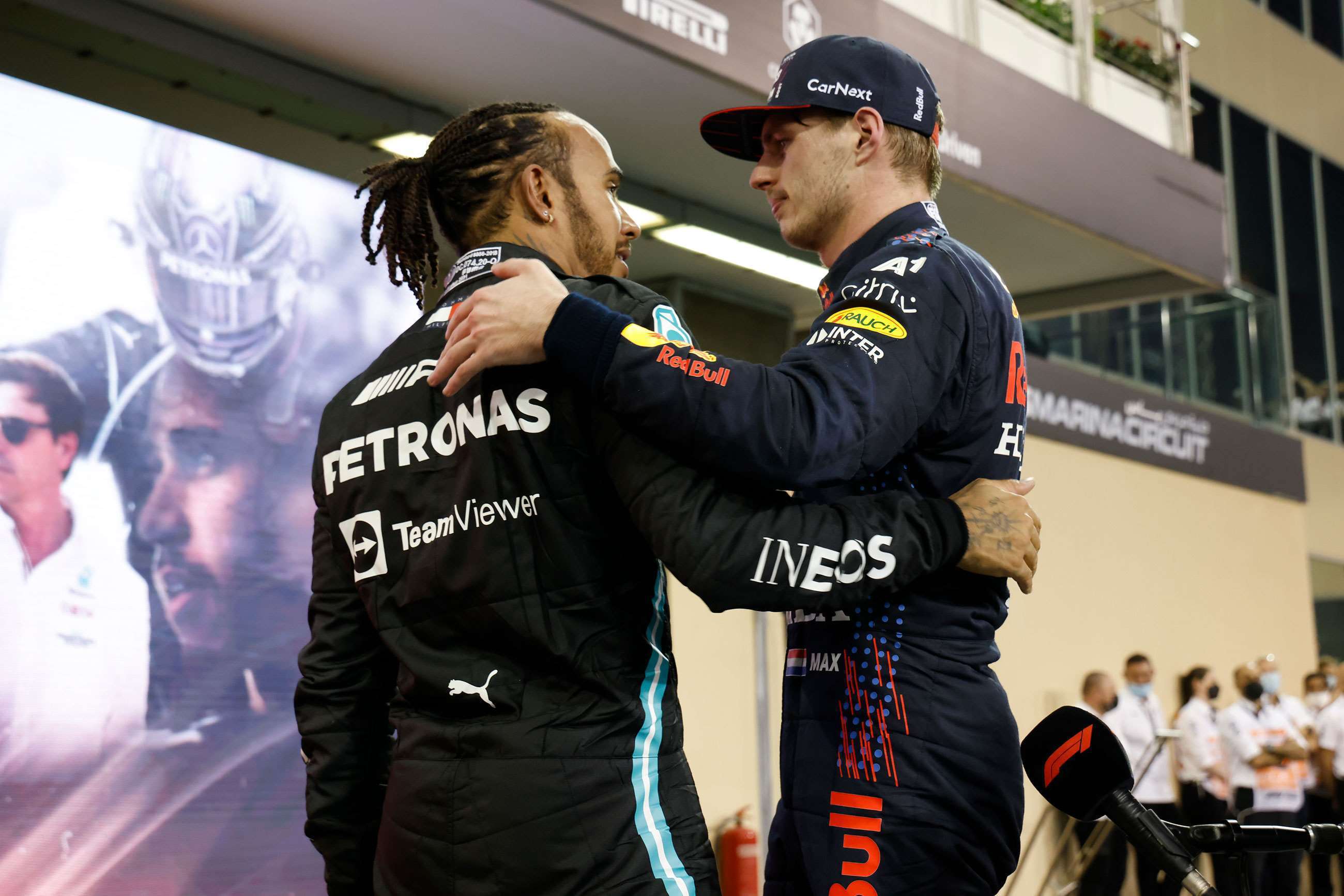 f1-2021-abu-dhabi-max-verstappen-lewis-hamilton-steven-tee-mi-13122021.jpg