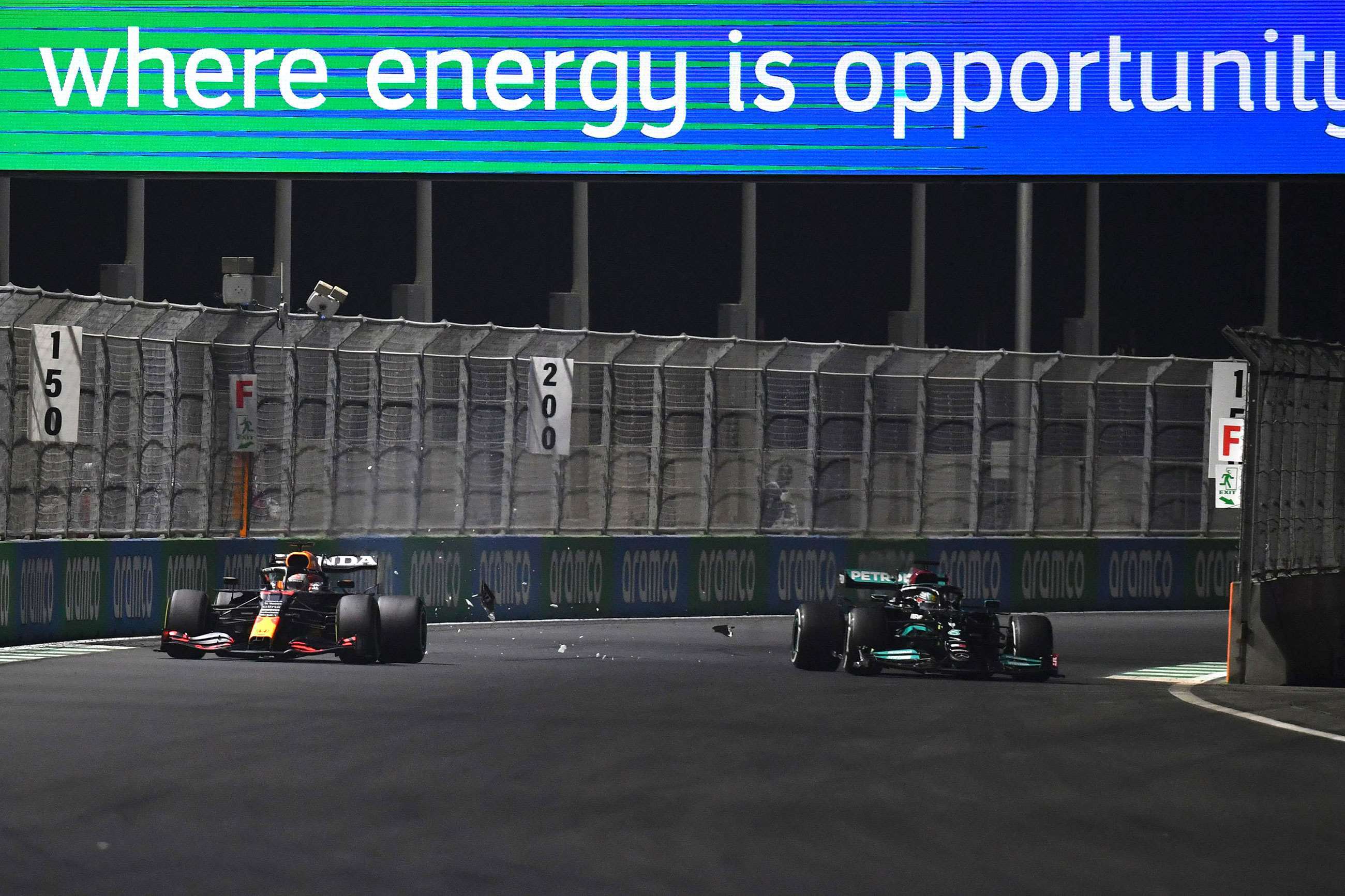 f1-2021-jeddah-lewis-hamilton-max-verstappen-crash-simon-galloway-mi-06122021.jpg