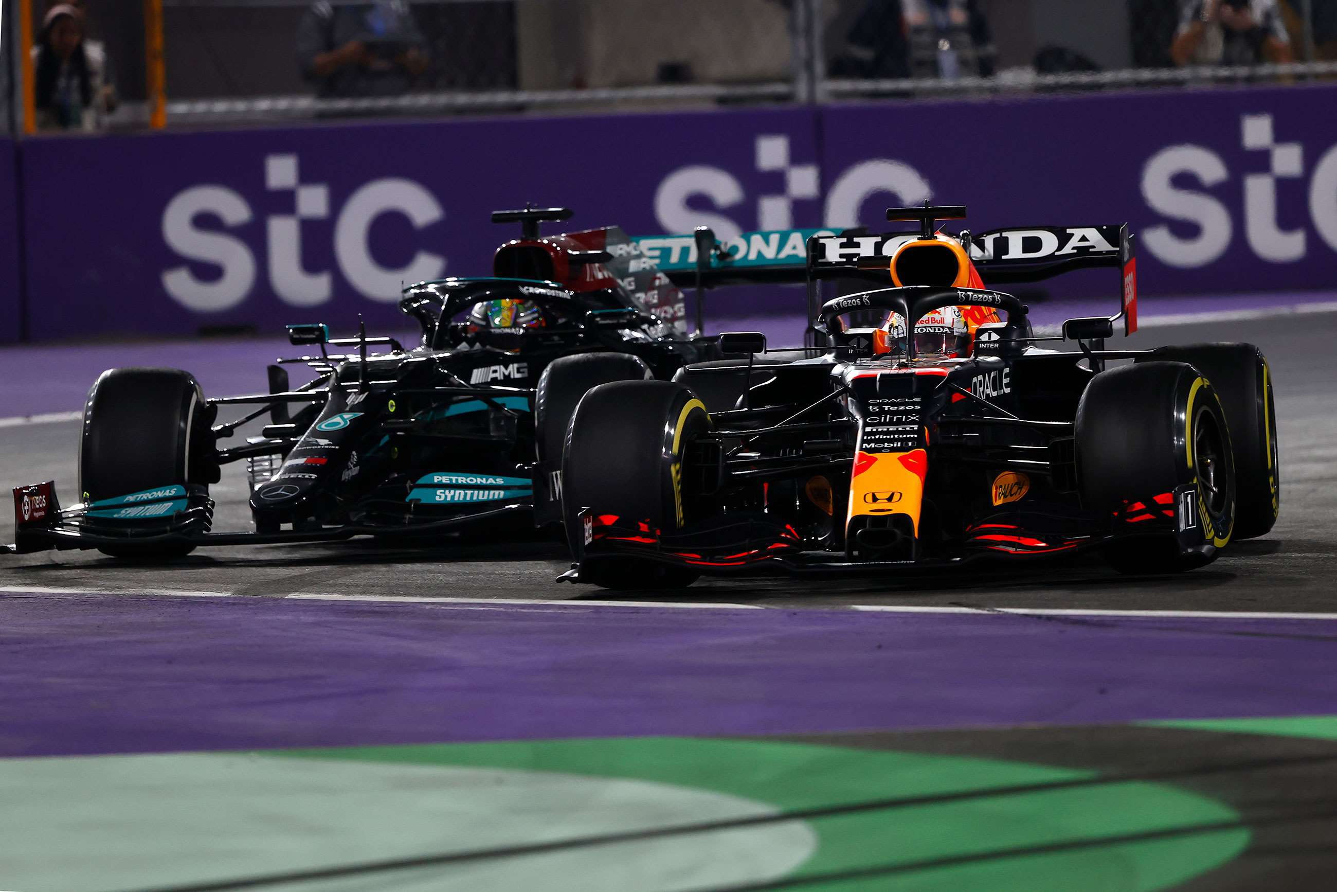 f1-2021-jeddah-max-verstappen-lewis-hamilton-andy-hone-mi-06122021.jpg