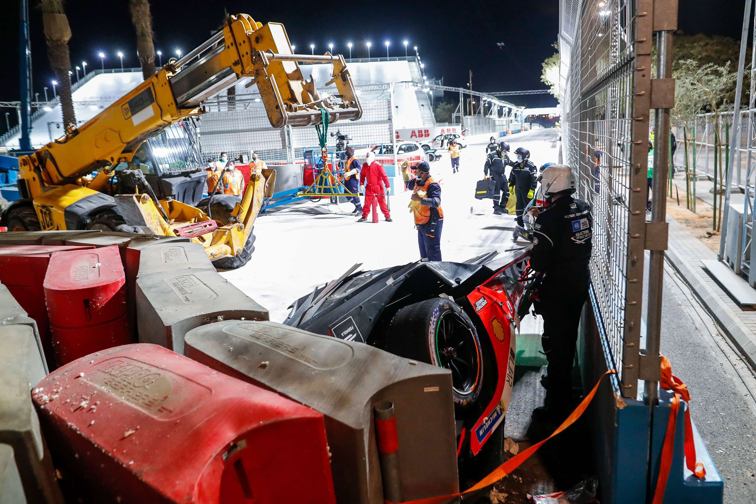 formula-e-2021-diriyah-2-alex-lynn-crash-sam-bloxham-mi-goodwood-01032021.jpg