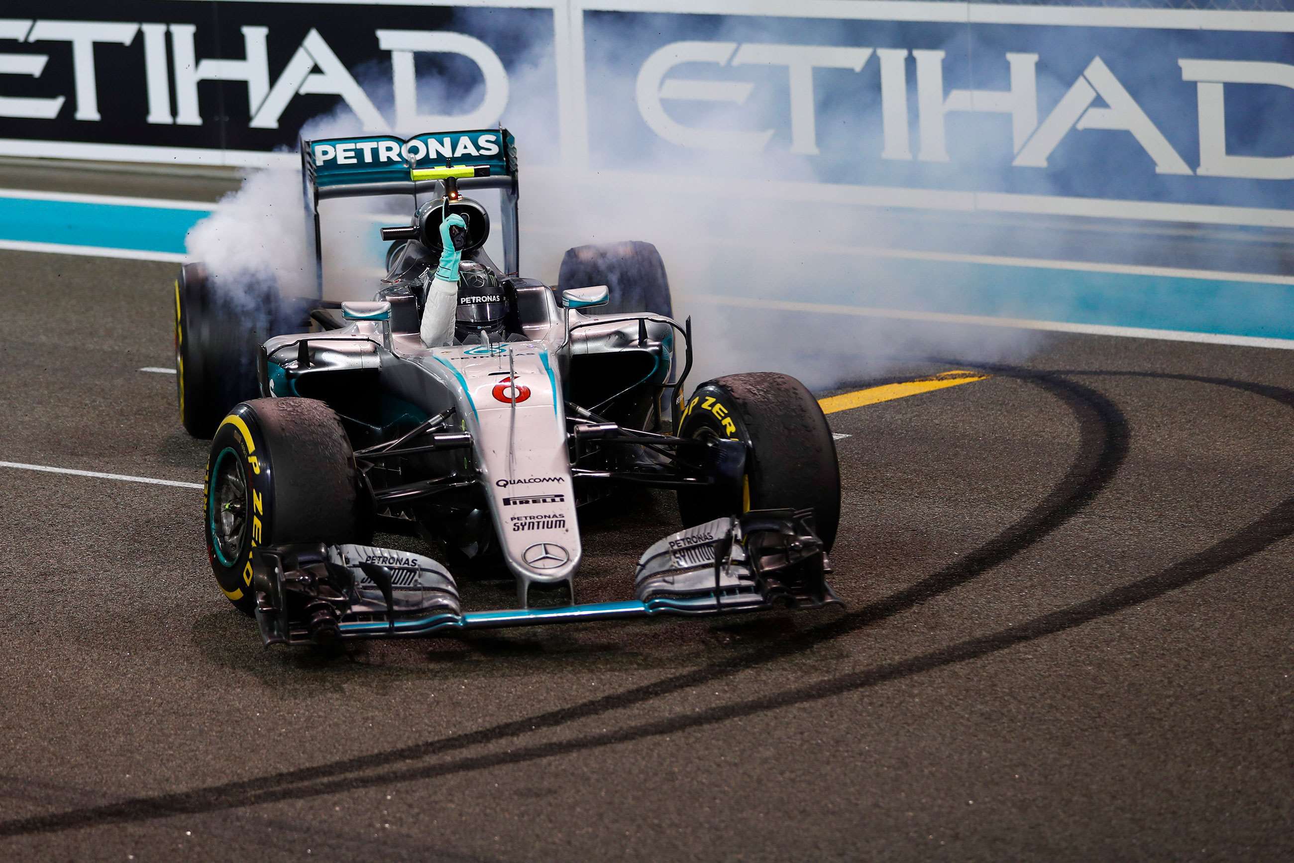 f1-2016-abu-dhabi-nico-rosberg-doughnuts-glenn-dunbar-mi-goodwood-07042021.jpg