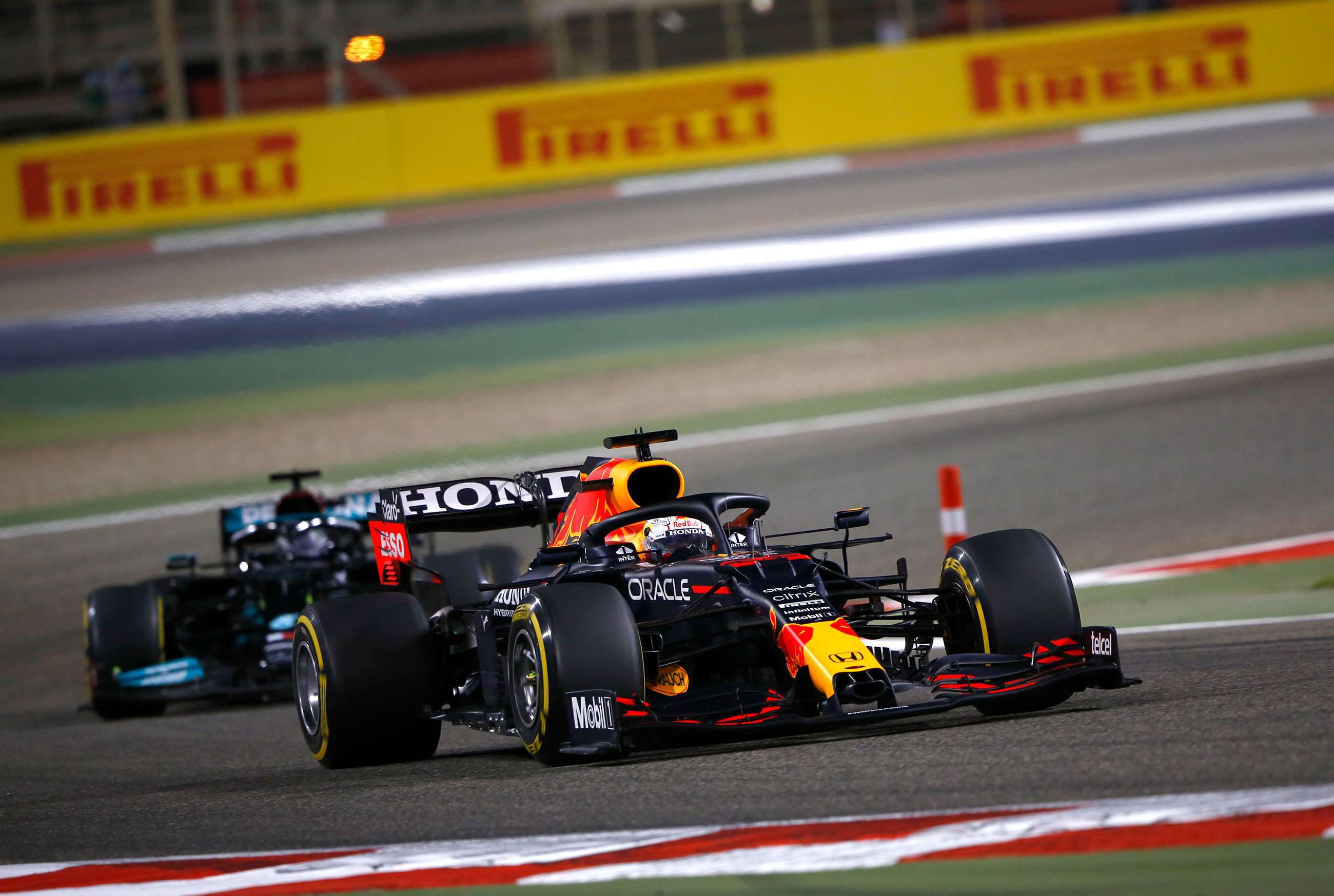 f1-2021-bahrain-red-bull-rb16b-max-verstappen-mercedes-w12-lewis-hamilton-andy-hone-mi-goodwood-07042021.jpg