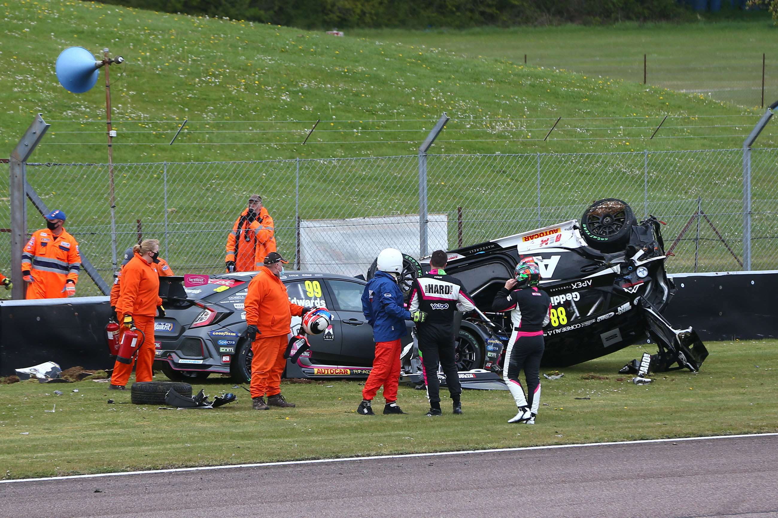 btcc-2021-thruxton-edwards-neate-geddie-crash-jep-mi-goodwood-10052021.jpg