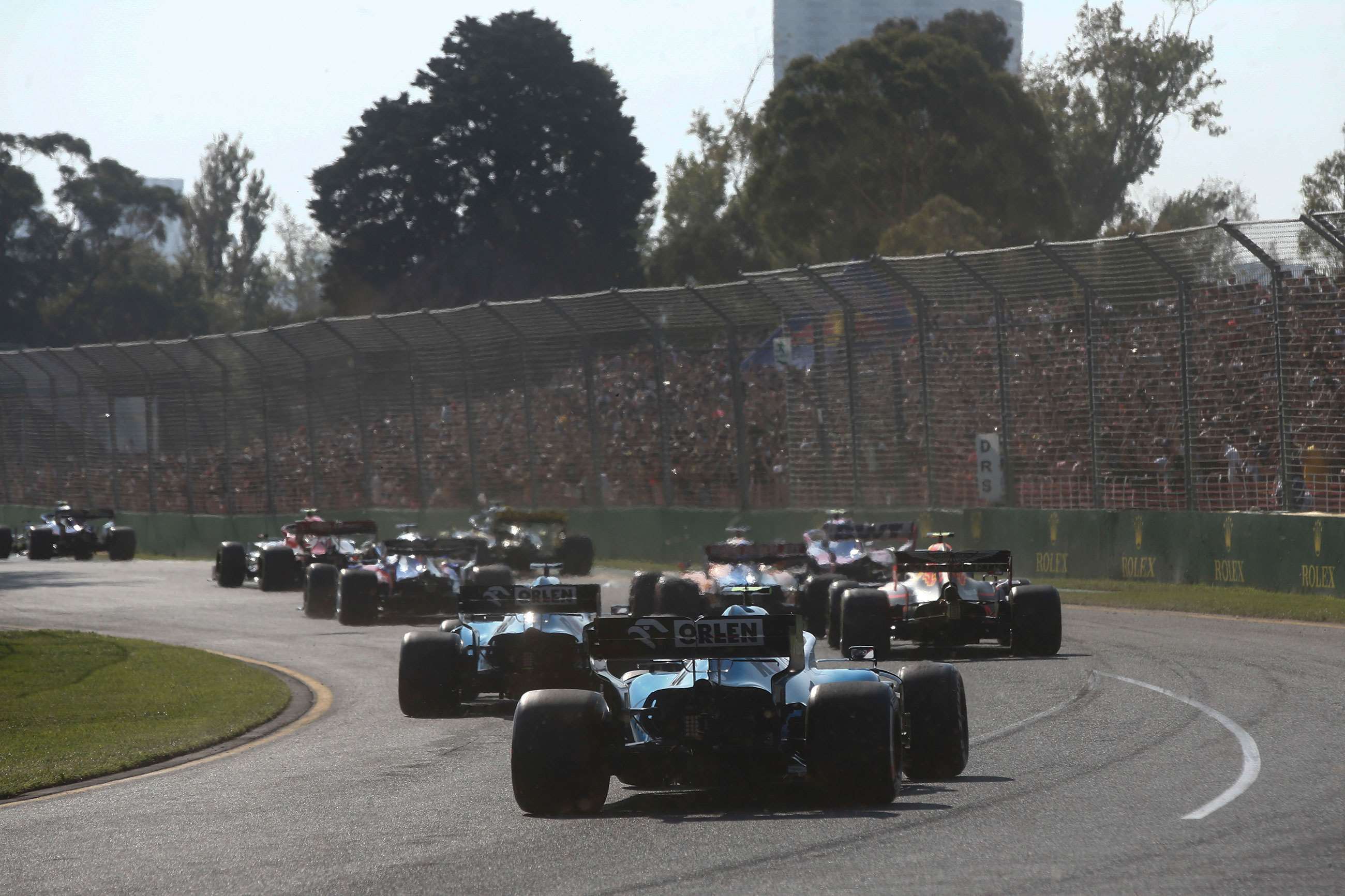 f1-2021-australian-grand-prix-cancelled-f1-19-australia-george-russell-williams-fw42-robert-kubica-andy-hone-mi-goodwood-06072021.jpg