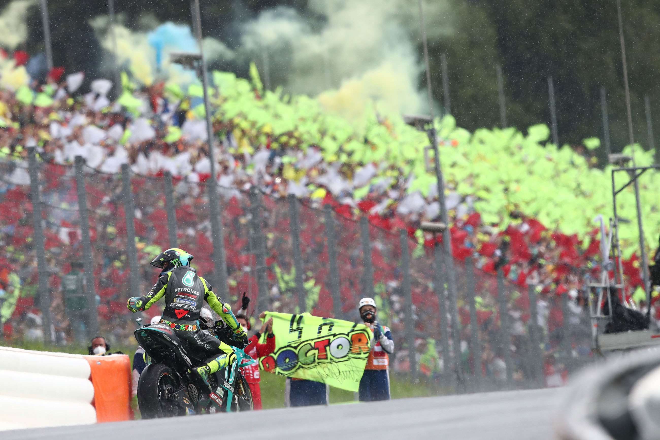 valentino-rossi-motogp-2021-austria-retirement-yamaha-gold-and-goose-mi-goodwood-01092021.jpg