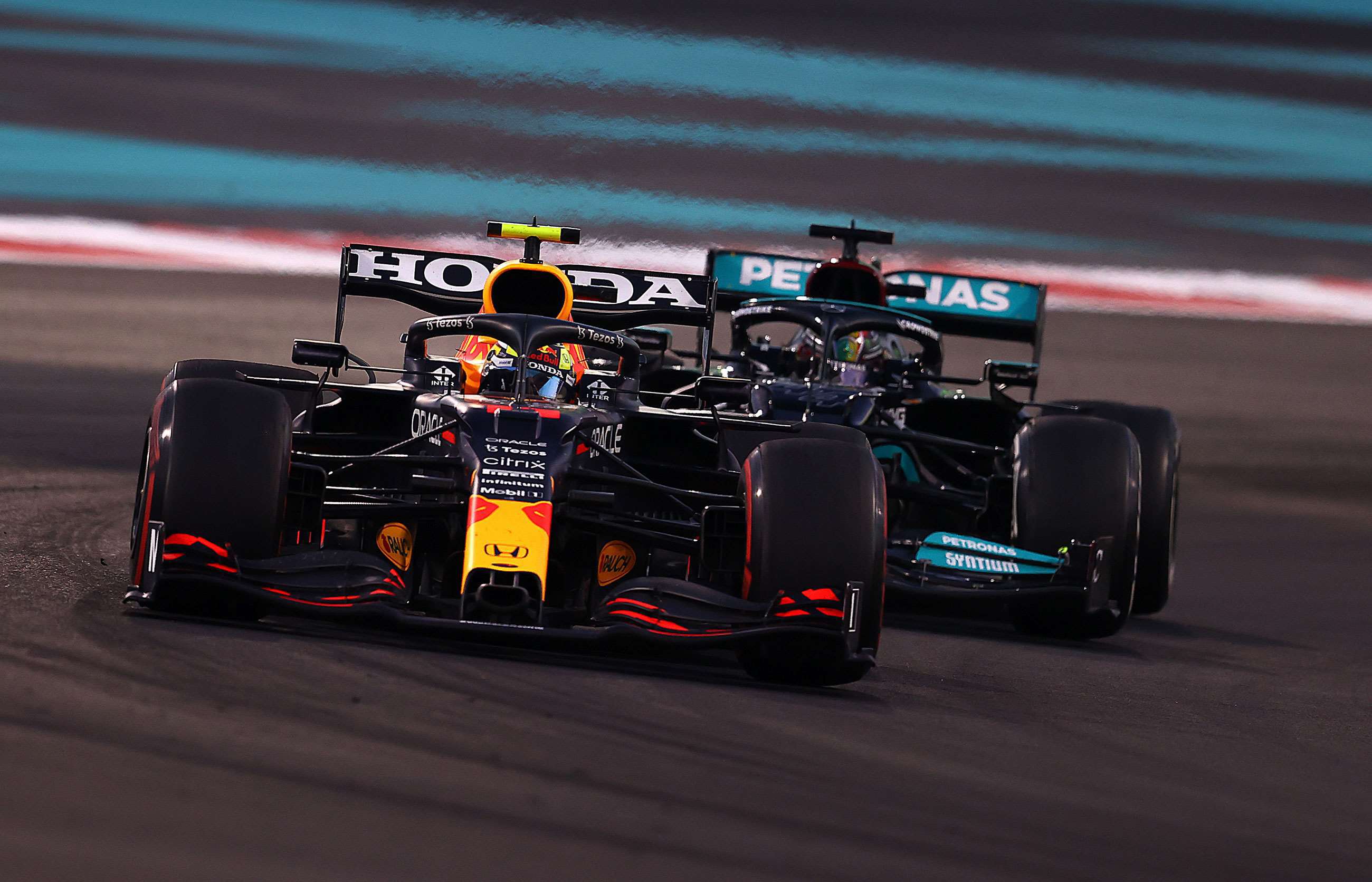 max-verstappen-lewis-hamilton-abu-dhabi-2021-f1-09032022.jpg