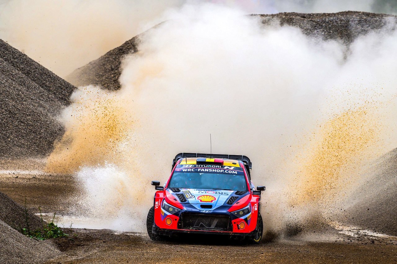 Thierry Neuville 2.jpeg