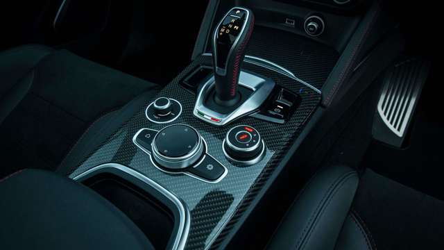 alfa-romeo-stelvio-quadrifoglio-gearbox-centre-console-goodwood-09122020.jpg