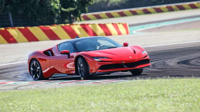 ferrari-sf90-stradale-drift-goodwood-24072020.jpg