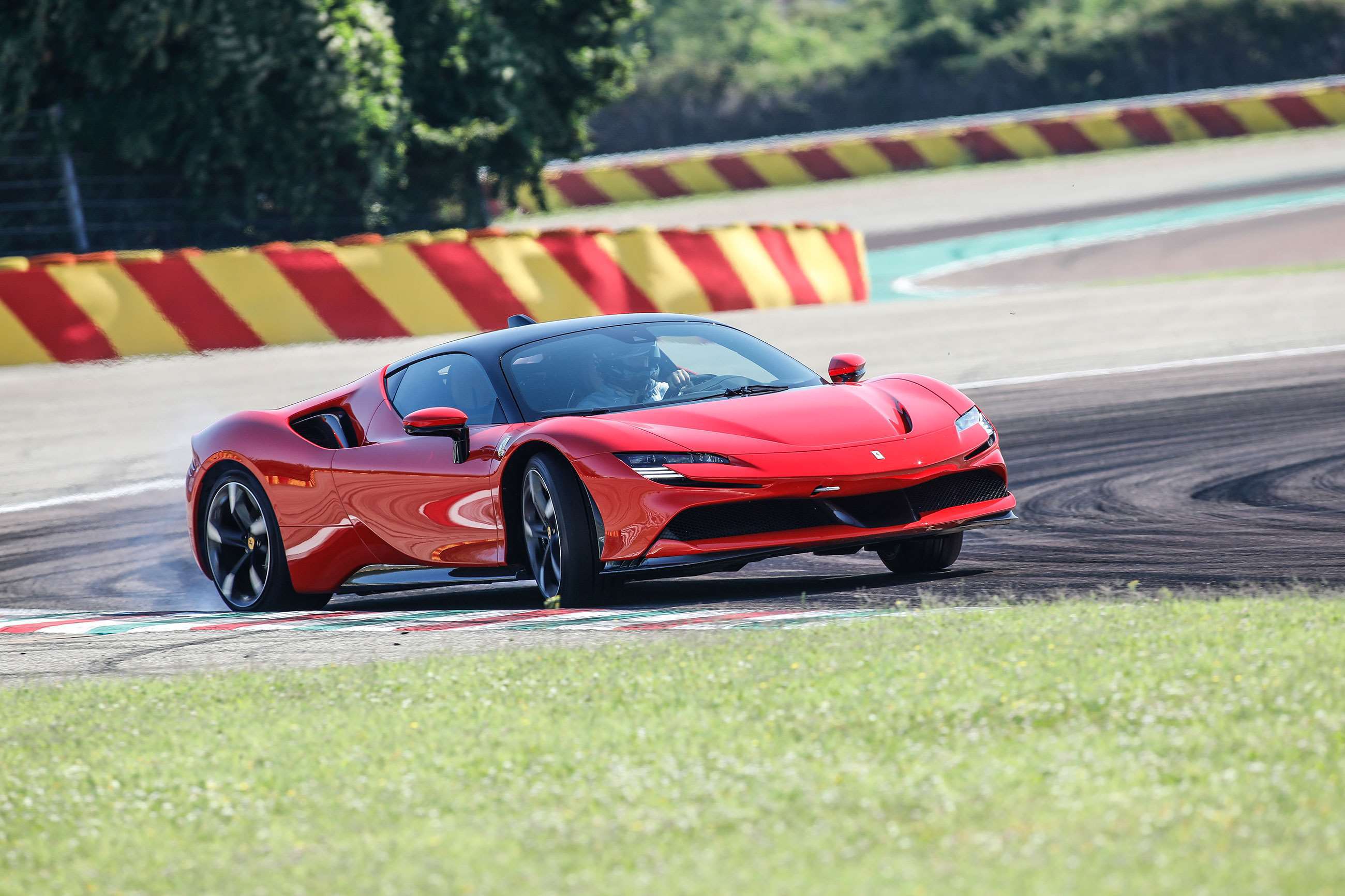 ferrari-sf90-stradale-drift-goodwood-24072020.jpg