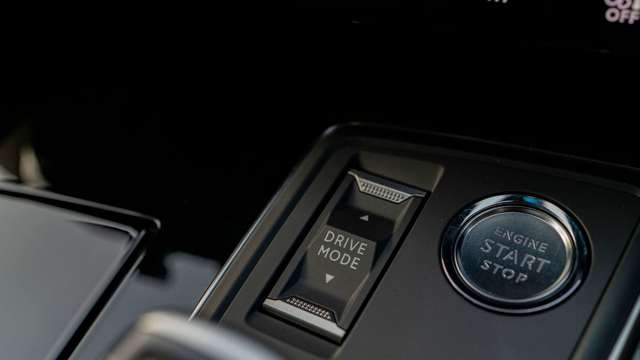 peugeot-508-peugeot-sport-engineered-sw-drive-modes-goodwood-14042021.jpg