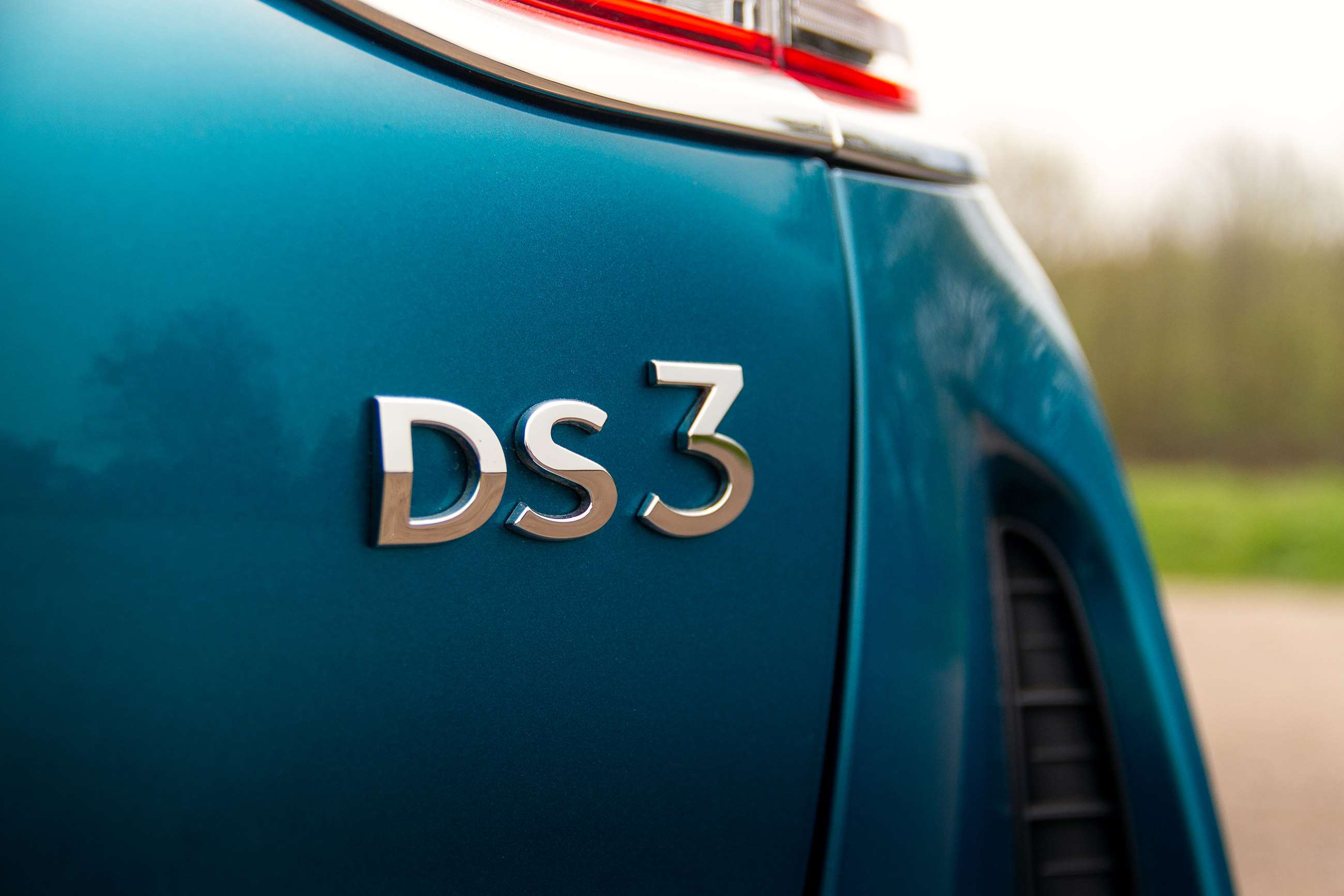 ds-3-crossback-badge-sean-ward-goodwood-18042019.jpg