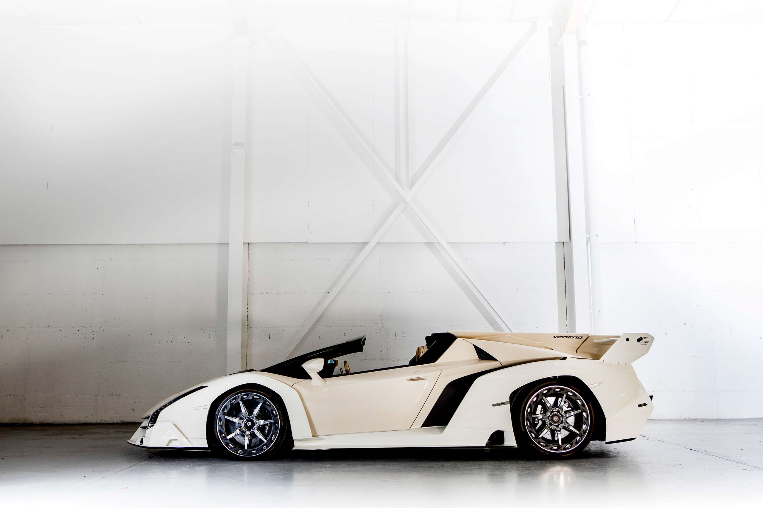 bonhams-bonmont-2014-lamborghini-veneno-roadster-goodwood-30092019.jpg