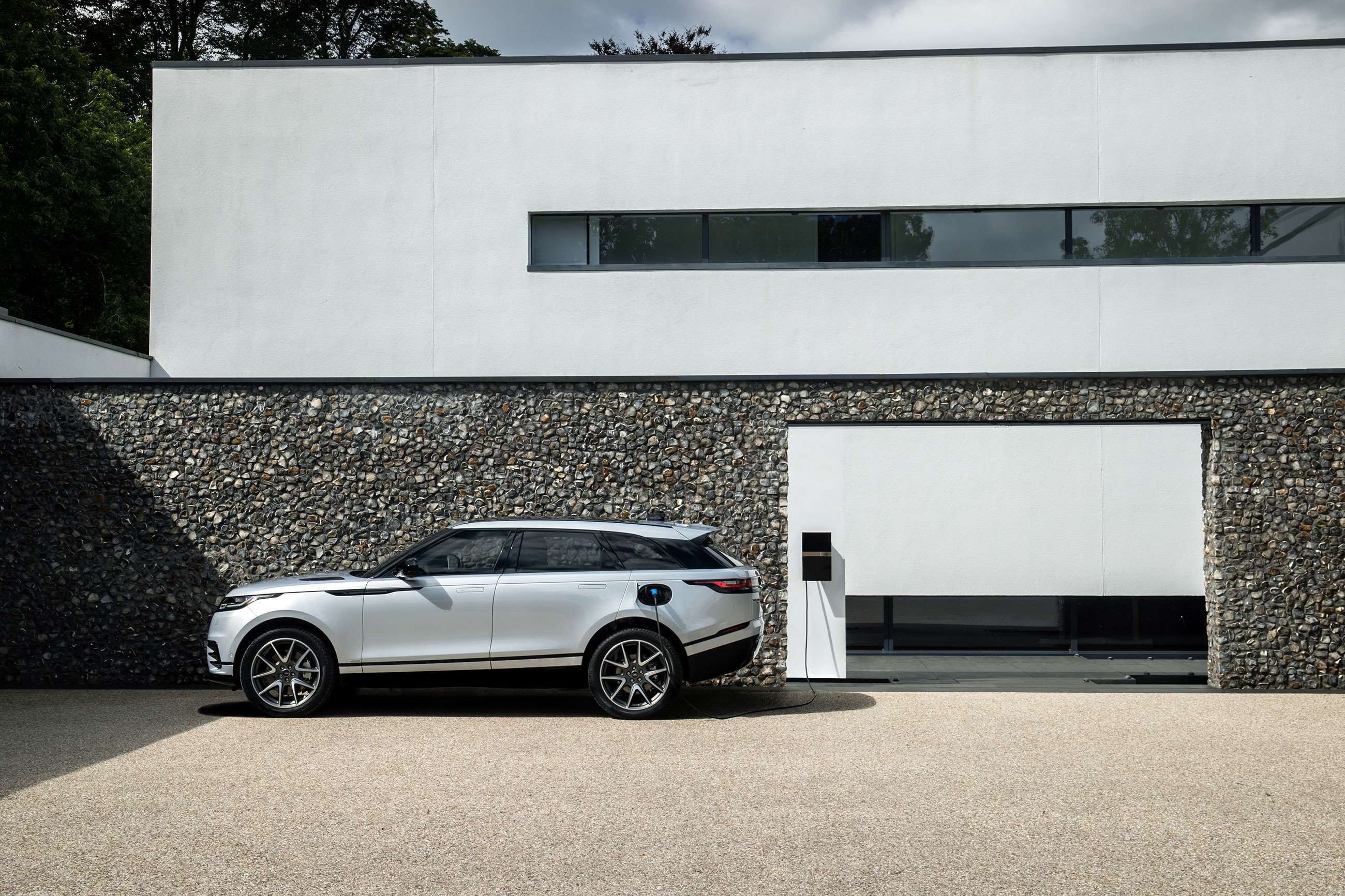 range-rover-velar-hybrid-charging-goodwood-23092020.jpg