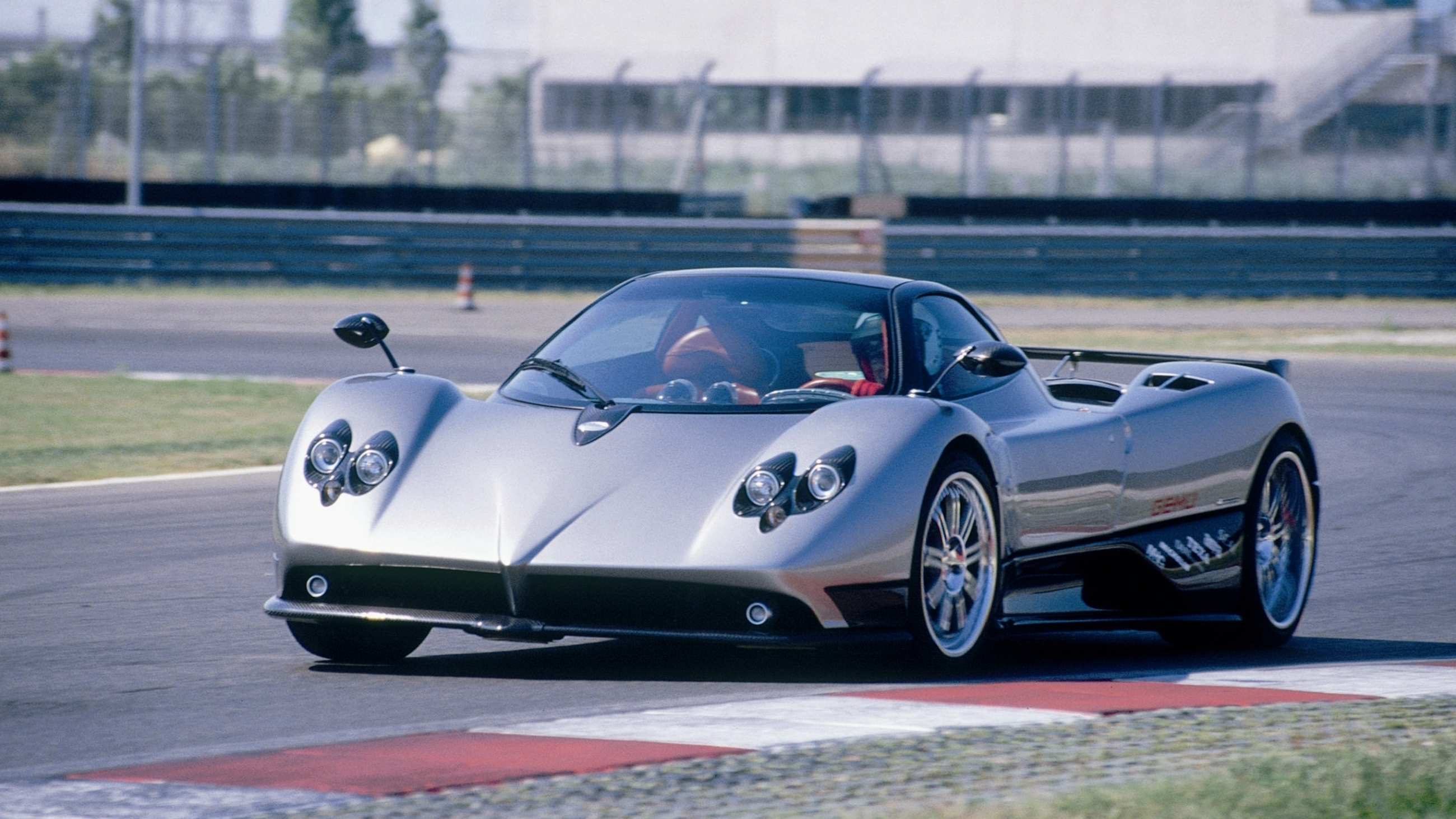 zonda-f-press.png