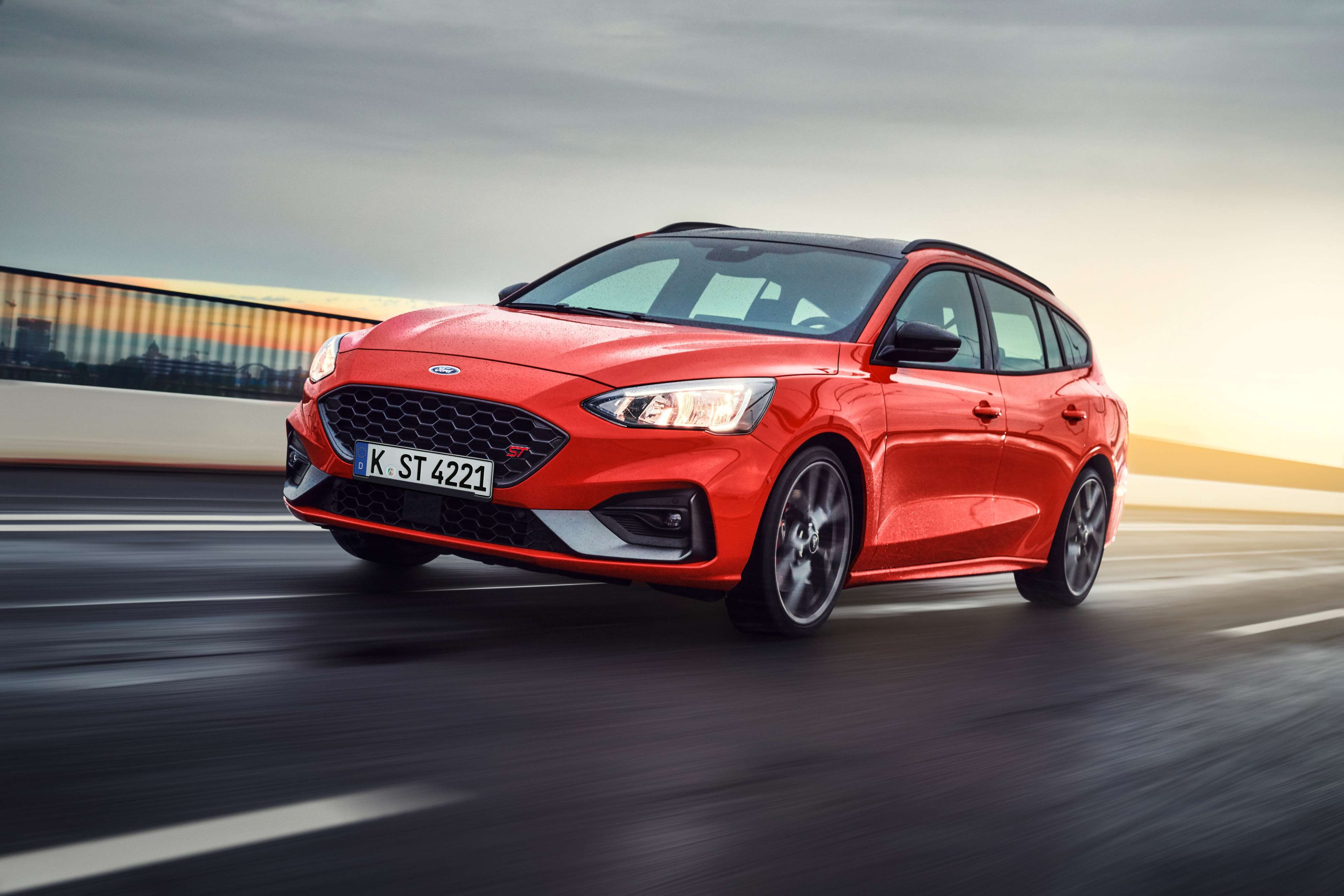 2019fordfocus_st-wagon_7.jpg